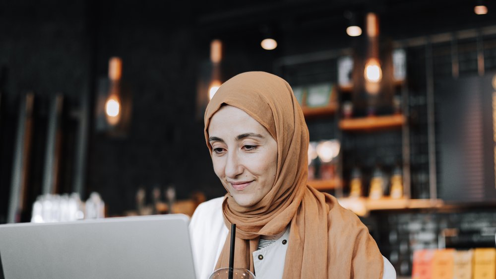 kaffee über laptop