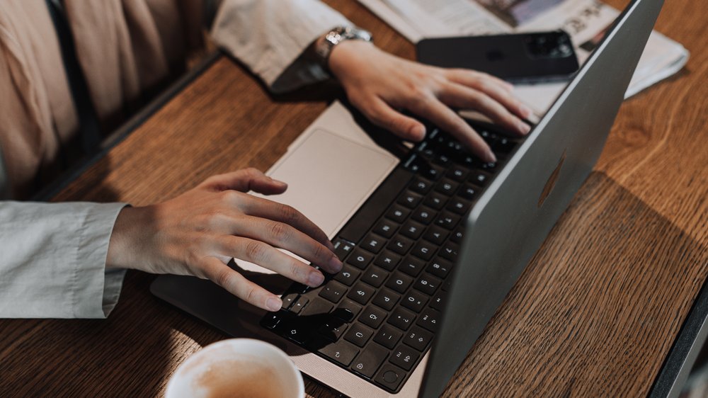 kaffee über laptop